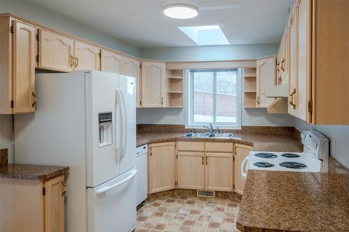 46-3096 South Main Street, Penticton, BC - Indoor Photo Showing Kitchen