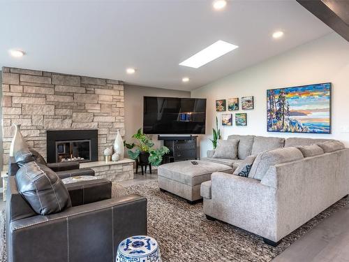 1122 Redlands Road, Penticton, BC - Indoor Photo Showing Living Room With Fireplace