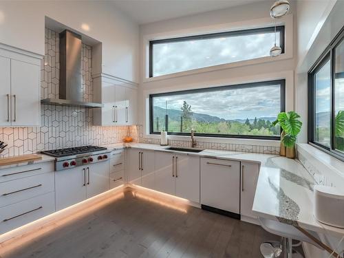 1122 Redlands Road, Penticton, BC - Indoor Photo Showing Kitchen With Upgraded Kitchen