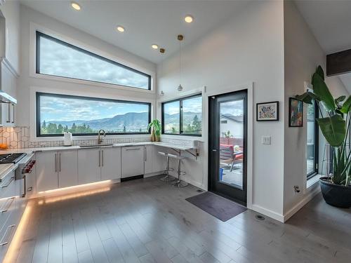 1122 Redlands Road, Penticton, BC - Indoor Photo Showing Kitchen