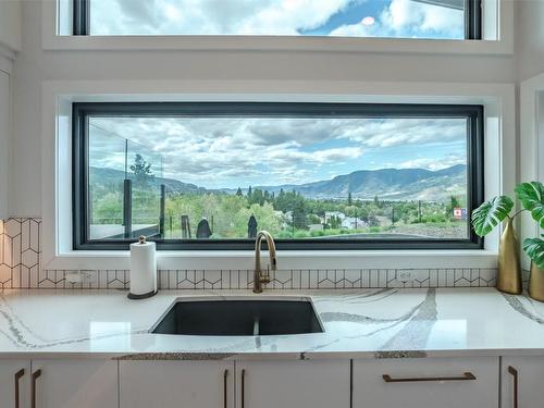 1122 Redlands Road, Penticton, BC - Indoor Photo Showing Kitchen