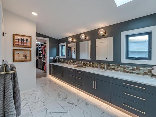 1122 Redlands Road, Penticton, BC - Indoor Photo Showing Bathroom