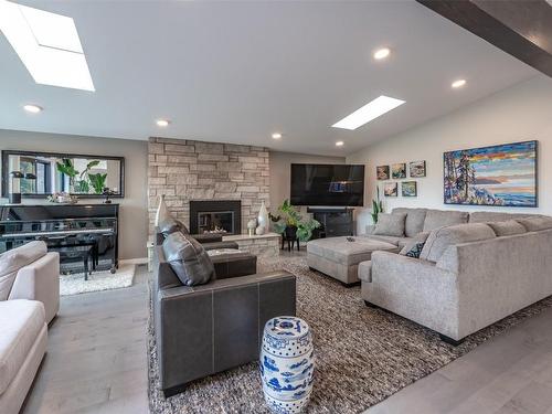 1122 Redlands Road, Penticton, BC - Indoor Photo Showing Living Room With Fireplace