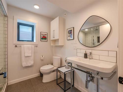 1122 Redlands Road, Penticton, BC - Indoor Photo Showing Bathroom