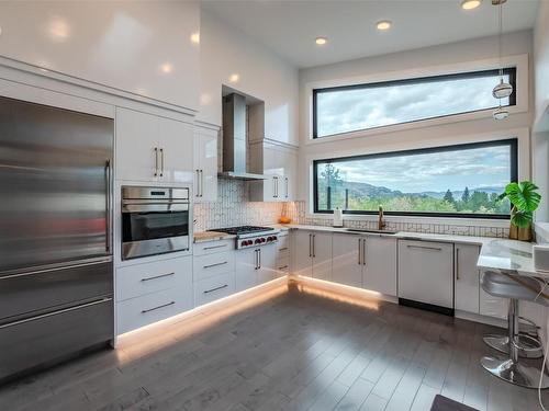 1122 Redlands Road, Penticton, BC - Indoor Photo Showing Kitchen With Upgraded Kitchen