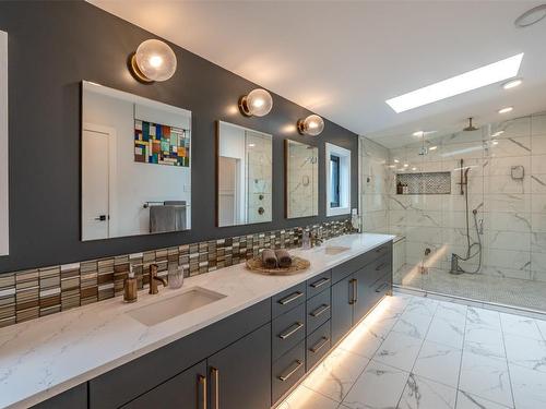 1122 Redlands Road, Penticton, BC - Indoor Photo Showing Bathroom