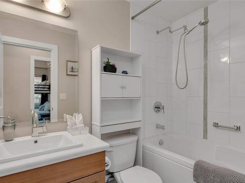 210-3205 Skyview Lane, West Kelowna, BC - Indoor Photo Showing Bathroom