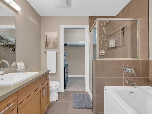 210-3205 Skyview Lane, West Kelowna, BC - Indoor Photo Showing Bathroom