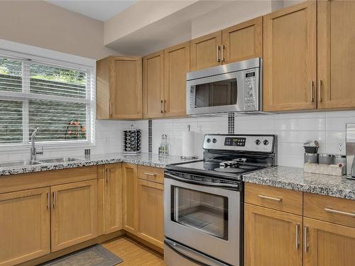 210-3205 Skyview Lane, West Kelowna, BC - Indoor Photo Showing Kitchen