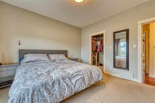 26-40 Kestrel Place, Vernon, BC - Indoor Photo Showing Living Room With Fireplace