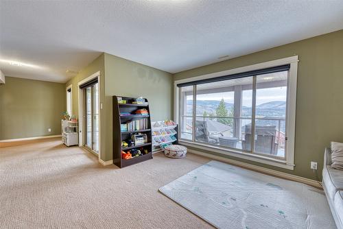 26-40 Kestrel Place, Vernon, BC - Indoor Photo Showing Living Room With Fireplace