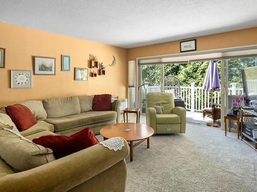 31-5951 Lakes Rd, Duncan, BC - Indoor Photo Showing Living Room