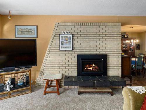31-5951 Lakes Rd, Duncan, BC - Indoor Photo Showing Living Room With Fireplace