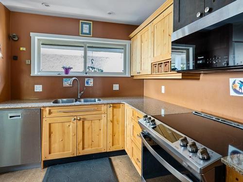 31-5951 Lakes Rd, Duncan, BC - Indoor Photo Showing Kitchen With Double Sink
