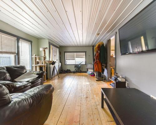 988 Dynes Avenue, Penticton, BC - Indoor Photo Showing Living Room