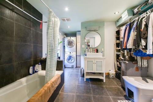 988 Dynes Avenue, Penticton, BC - Indoor Photo Showing Bathroom