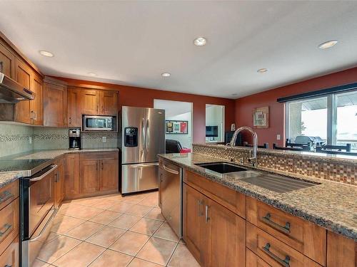 943 Guest Road, West Kelowna, BC - Indoor Photo Showing Kitchen