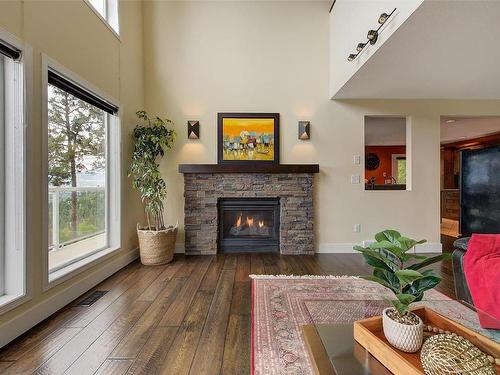 943 Guest Road, West Kelowna, BC - Indoor Photo Showing Living Room With Fireplace