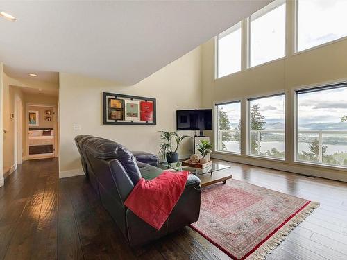 943 Guest Road, West Kelowna, BC - Indoor Photo Showing Living Room