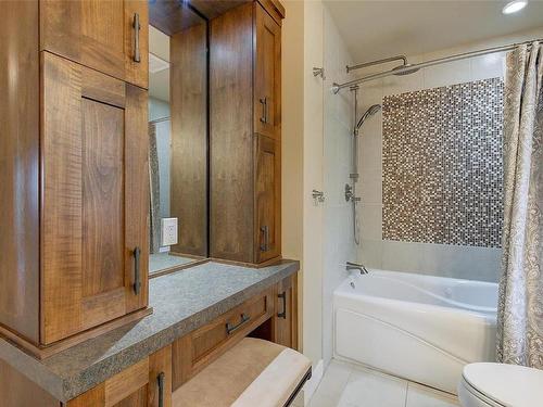 943 Guest Road, West Kelowna, BC - Indoor Photo Showing Bathroom