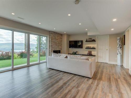 943 Guest Road, West Kelowna, BC - Indoor Photo Showing Living Room