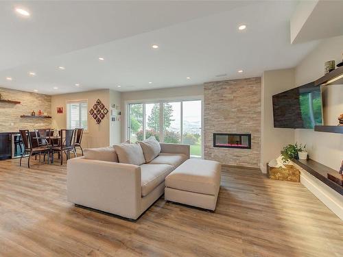 943 Guest Road, West Kelowna, BC - Indoor Photo Showing Living Room With Fireplace