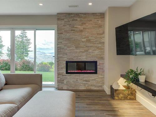 943 Guest Road, West Kelowna, BC - Indoor Photo Showing Living Room With Fireplace