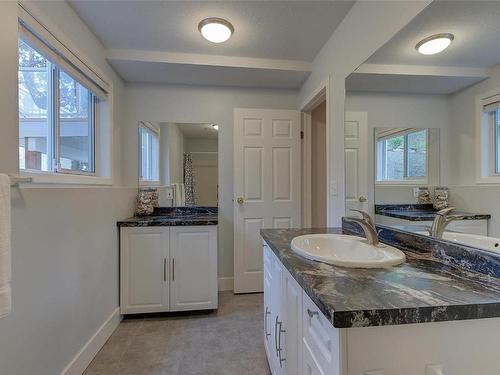 943 Guest Road, West Kelowna, BC - Indoor Photo Showing Bathroom