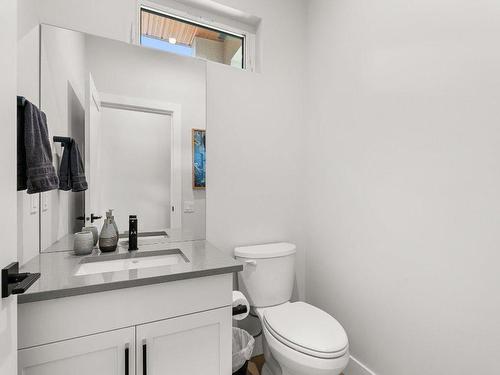 #27-10100 Tyndall Road, Lake Country, BC - Indoor Photo Showing Bathroom