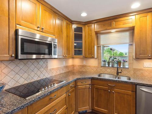 1922 Gardiner Road, Kamloops, BC - Indoor Photo Showing Kitchen With Double Sink