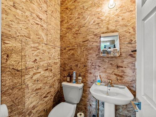 1922 Gardiner Road, Kamloops, BC - Indoor Photo Showing Bathroom