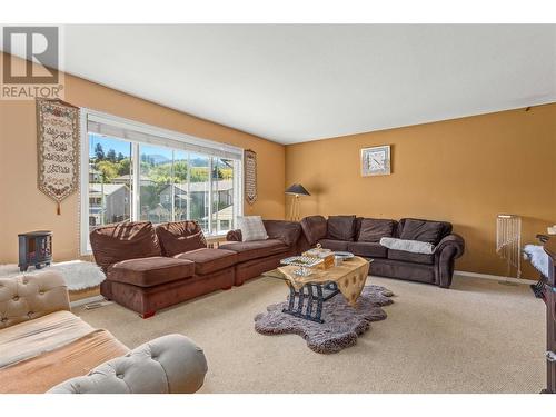 176 Merrifield Court, Kelowna, BC - Indoor Photo Showing Living Room