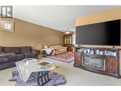 176 Merrifield Court, Kelowna, BC - Indoor Photo Showing Living Room