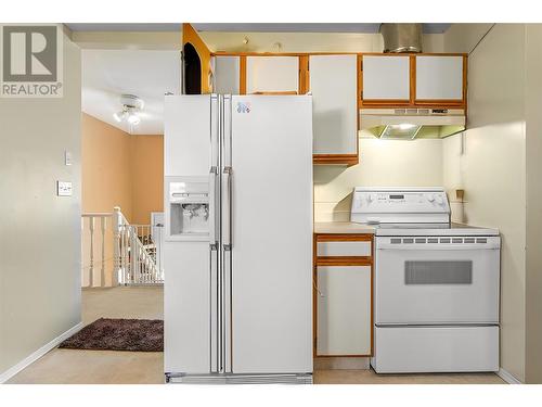 176 Merrifield Court, Kelowna, BC - Indoor Photo Showing Kitchen