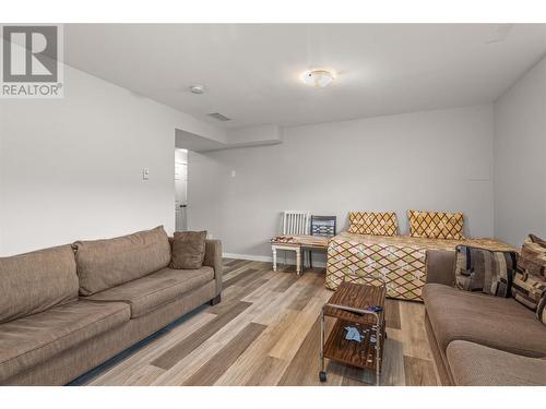 176 Merrifield Court, Kelowna, BC - Indoor Photo Showing Living Room