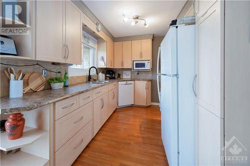 4205 Thunder Road, Gloucester, ON - Indoor Photo Showing Kitchen With Double Sink