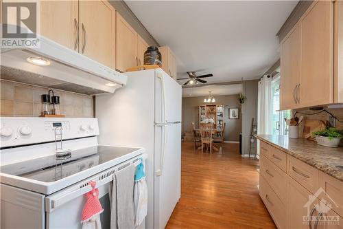 4205 Thunder Road, Gloucester, ON - Indoor Photo Showing Kitchen