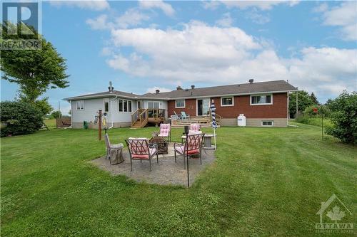 4205 Thunder Road, Gloucester, ON - Outdoor With Backyard With Exterior
