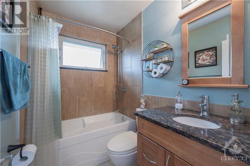 4205 Thunder Road, Gloucester, ON - Indoor Photo Showing Bathroom