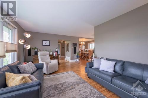 4205 Thunder Road, Gloucester, ON - Indoor Photo Showing Living Room