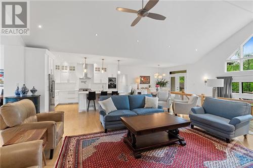 6131 Knights Drive, Ottawa, ON - Indoor Photo Showing Living Room