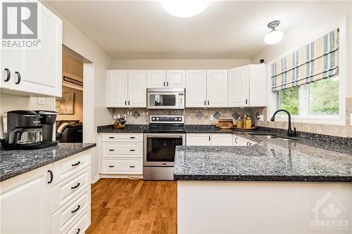 24 Mary Hill Crescent, Richmond, ON - Indoor Photo Showing Kitchen With Upgraded Kitchen