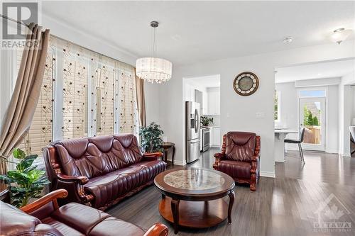 573 Parade Drive, Stittsville, ON - Indoor Photo Showing Living Room