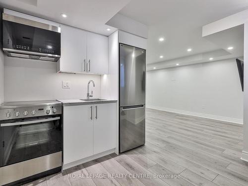 18 Goldthread Terr, Toronto, ON - Indoor Photo Showing Kitchen