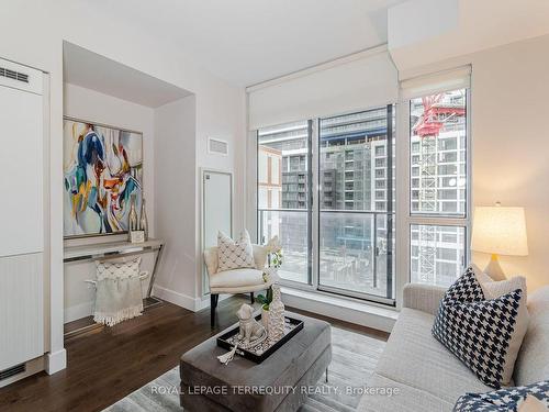 601-39 Sherbourne St, Toronto, ON - Indoor Photo Showing Living Room