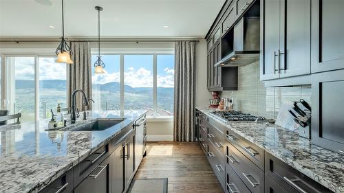 593 Harrogate Lane, Kelowna, BC - Indoor Photo Showing Kitchen With Upgraded Kitchen