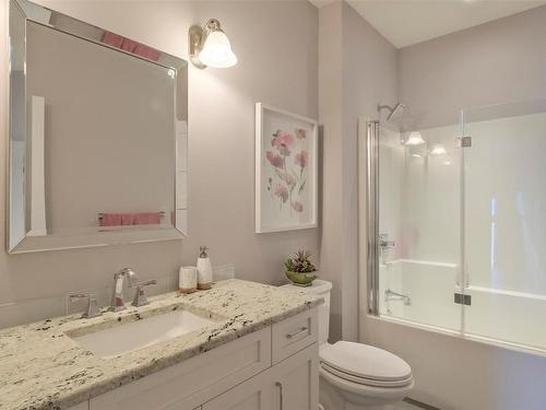 593 Harrogate Lane, Kelowna, BC - Indoor Photo Showing Bathroom