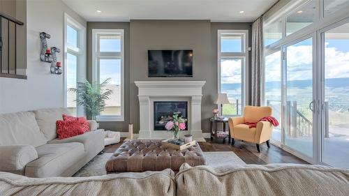 593 Harrogate Lane, Kelowna, BC - Indoor Photo Showing Living Room With Fireplace