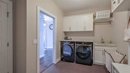 593 Harrogate Lane, Kelowna, BC - Indoor Photo Showing Bathroom