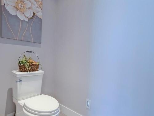 593 Harrogate Lane, Kelowna, BC - Indoor Photo Showing Bathroom